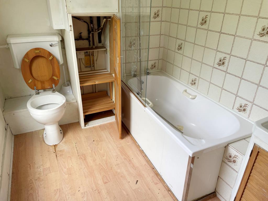 Lot: 4 - TERRACE HOUSE IN NEED OF REFURBISHMENT - Rear bathroom and WC with white units